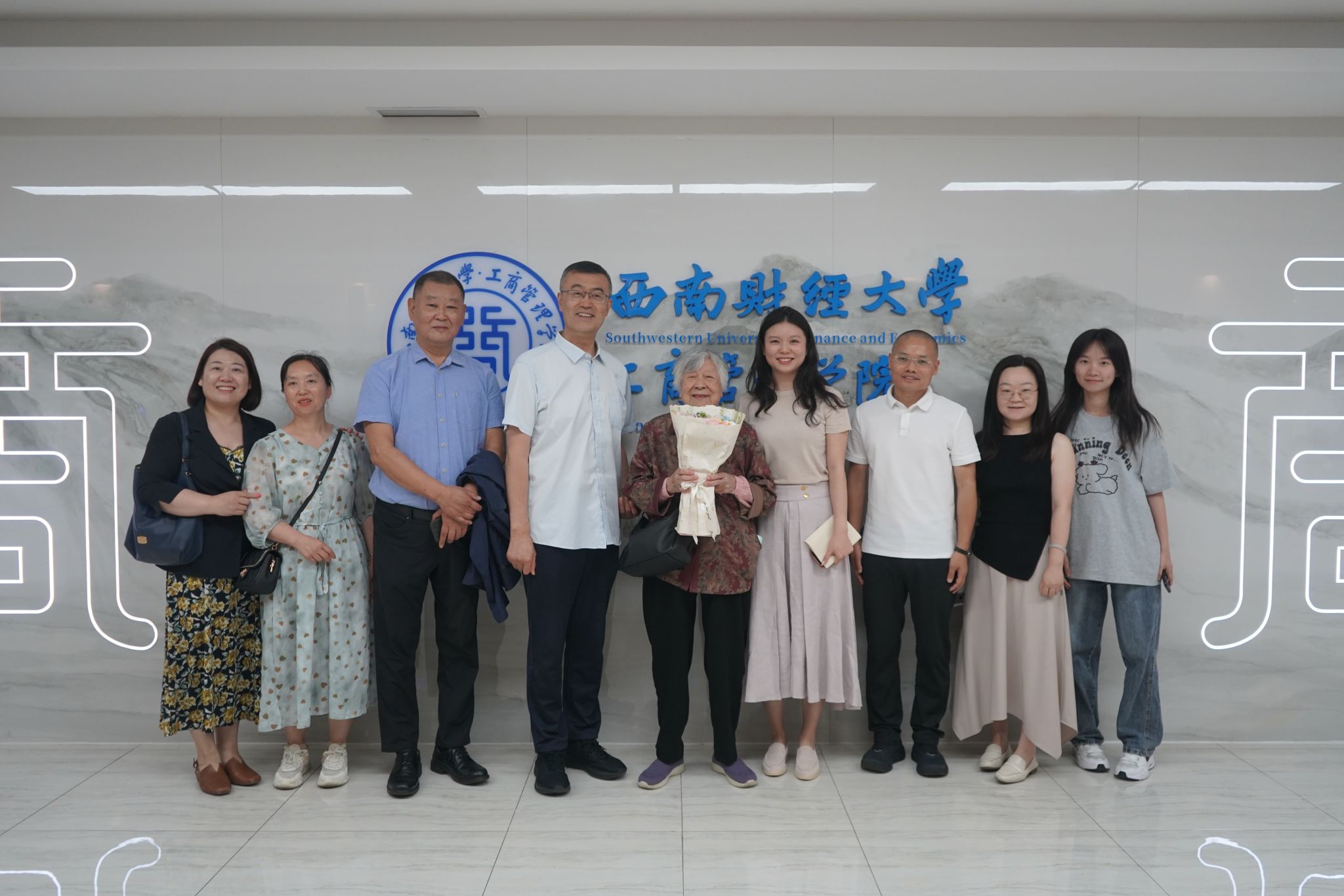 我院97岁校友祝自莹返校贺母校建校101周年